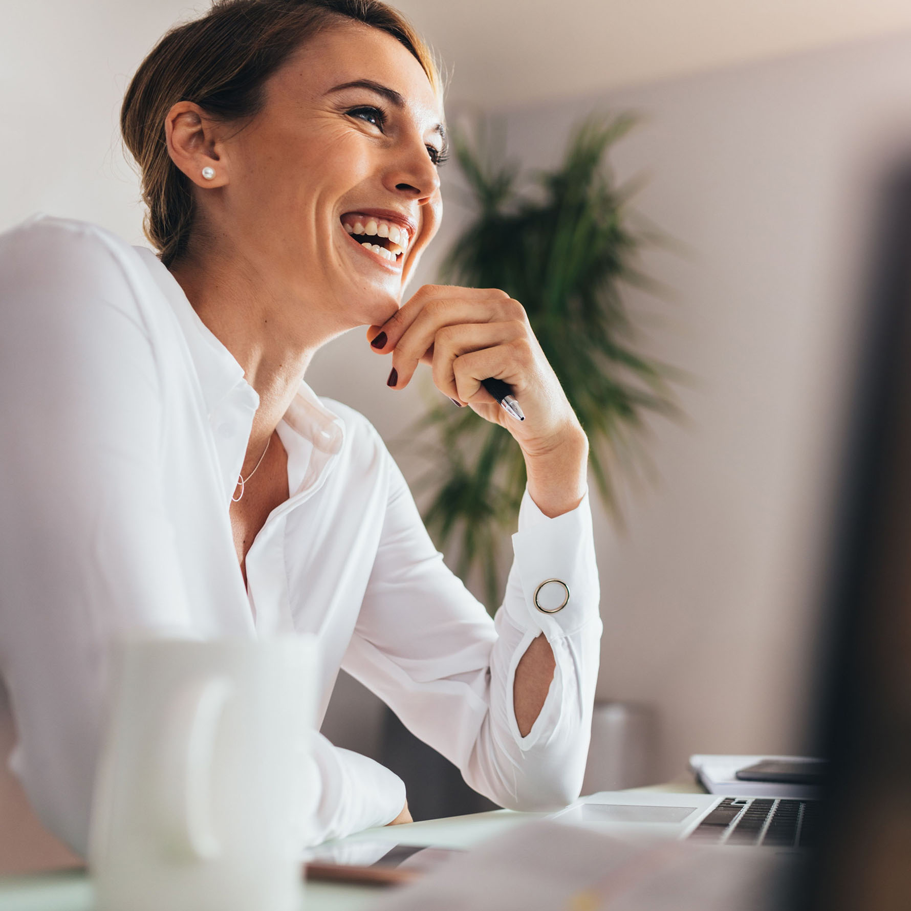 Planner aan het werk met superheld-schaduw